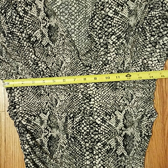 5/$25 New York & Company V-Neck Blouse - Picture 3 of 4